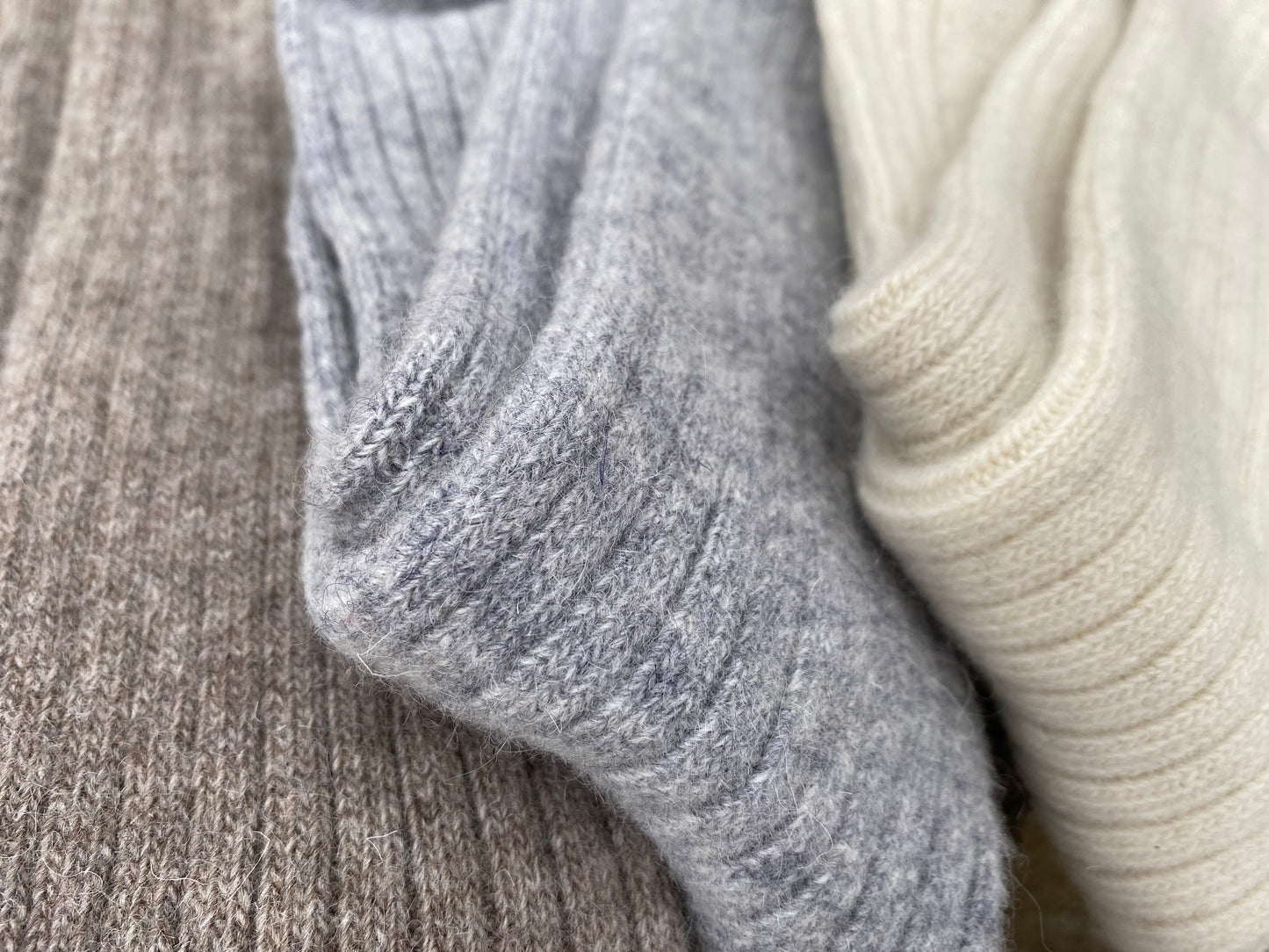 Organic Mongolian sheep wool socks / High quality pure fiber / Hypo-allergenic / Anti bacterial / Cozy warm / Unisex socks